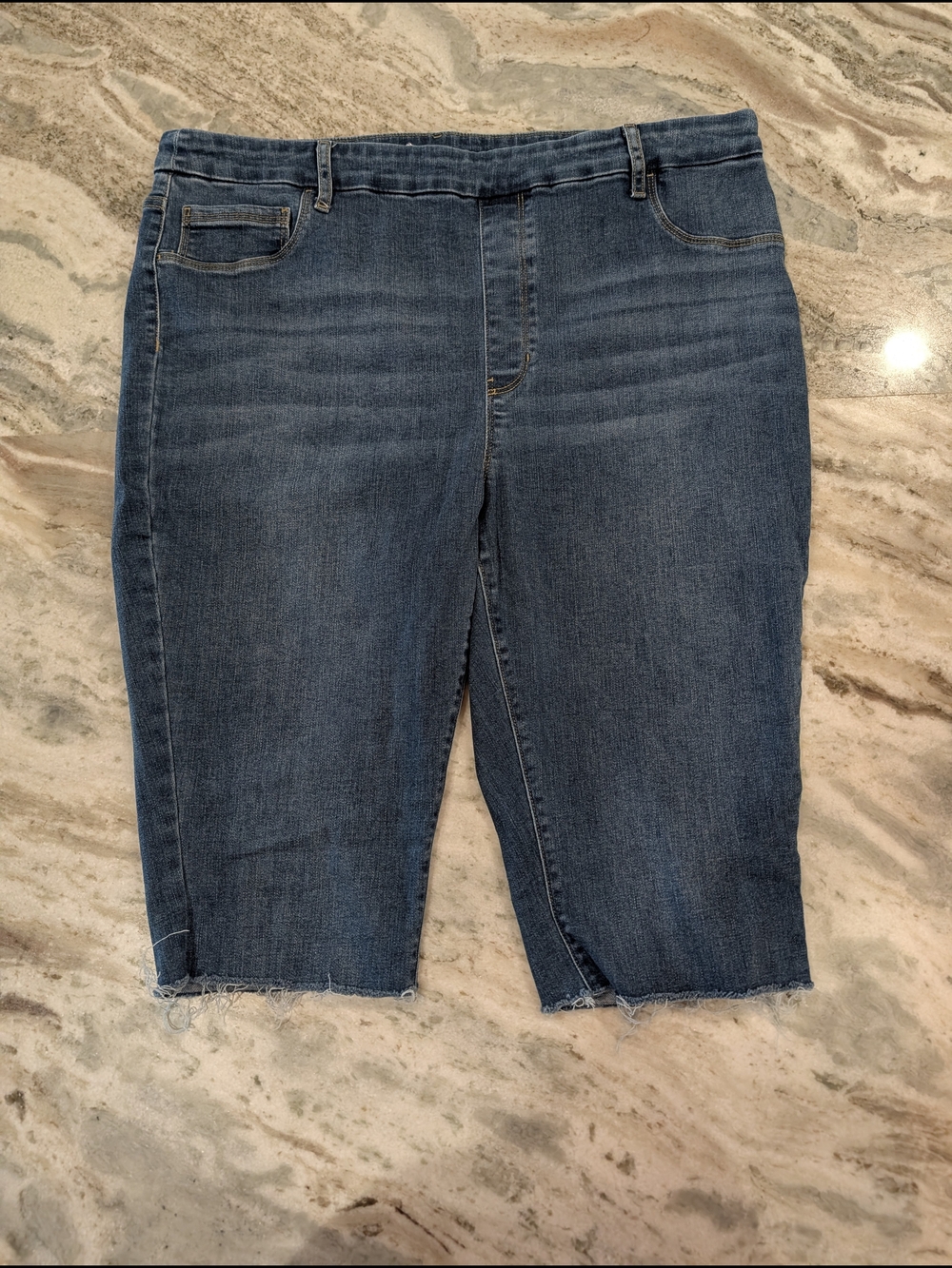 Time & Tru Cropped Stretch Shorts